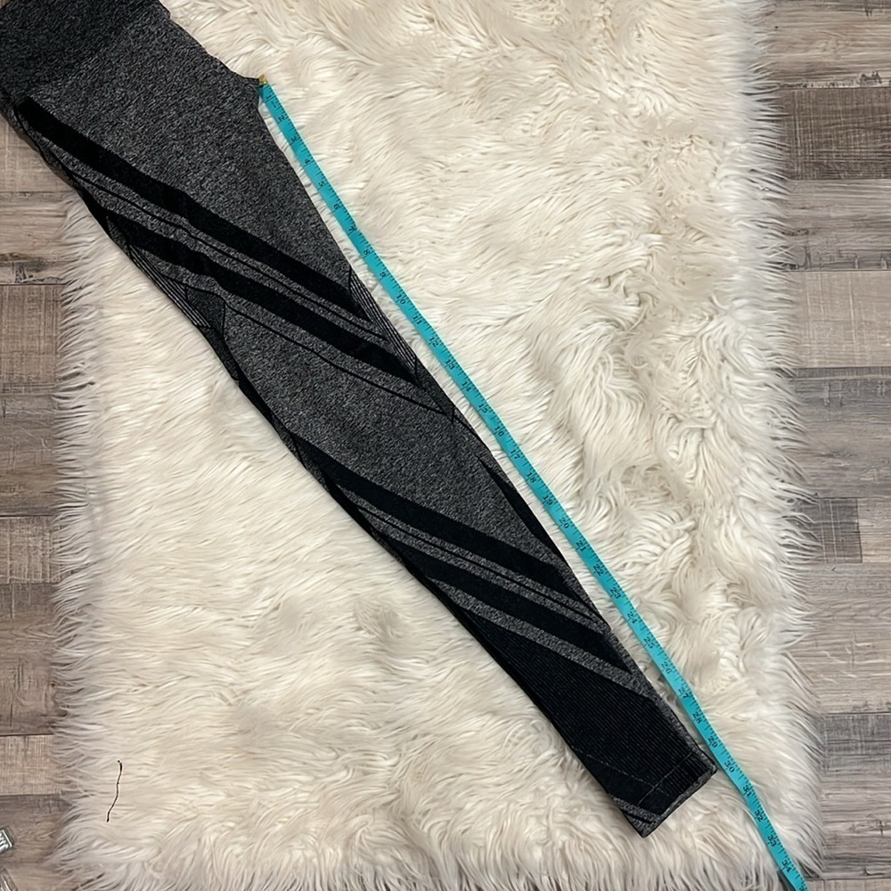 Pure Barre textured legging with angled lines M - Picture 7 of 7